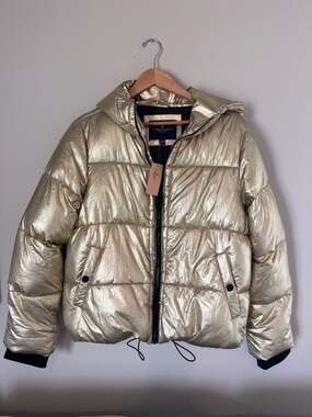 NWT American Eagle Y2K Metallic Gold Foil Hooded Streetwear Puffer Jacket, Size